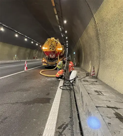 个旧隧道排水渠清淤